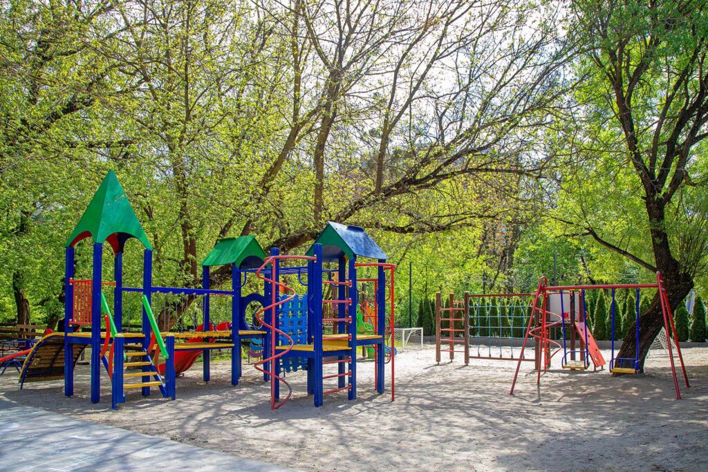 Ресторан з дитячим ігровим майданчиком на свіжому повітрі